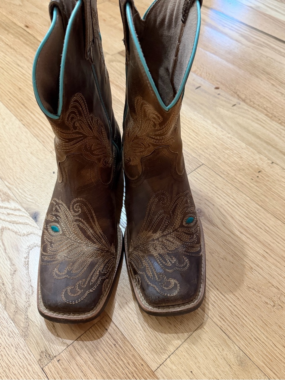 Ariat Tan/Brown/ turquoise Women's size 8 or Youth size 6